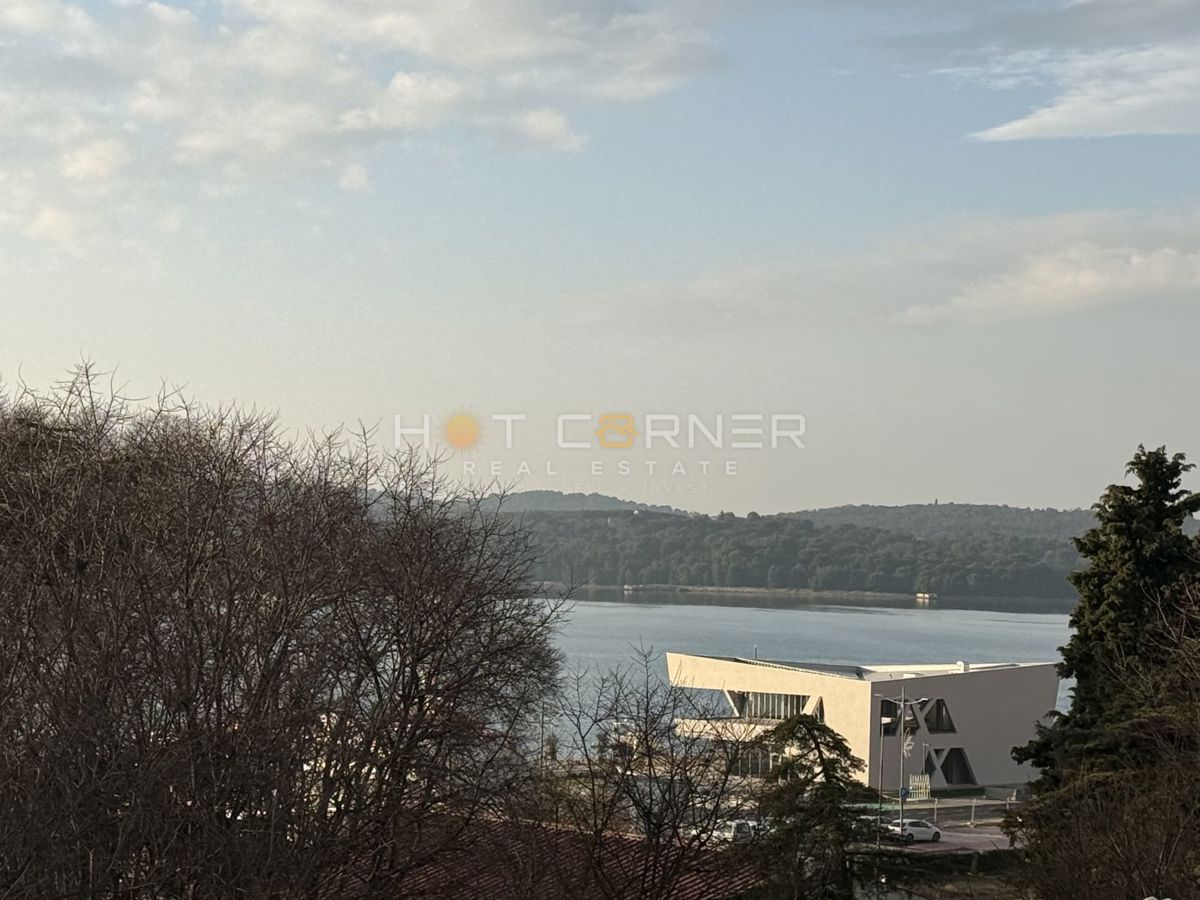 Piccolo appartamento ristrutturato nel centro di Pola con grande terrazza e vista mare!