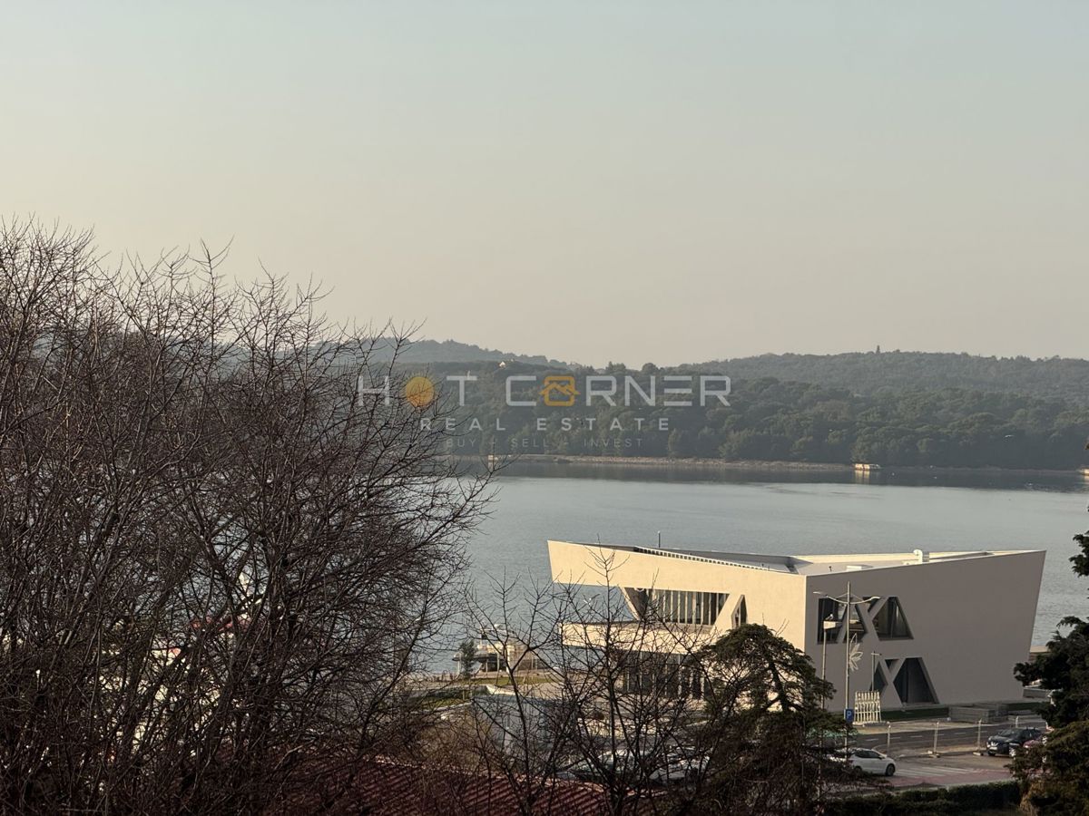 Piccolo appartamento ristrutturato nel centro di Pola con grande terrazza e vista mare!