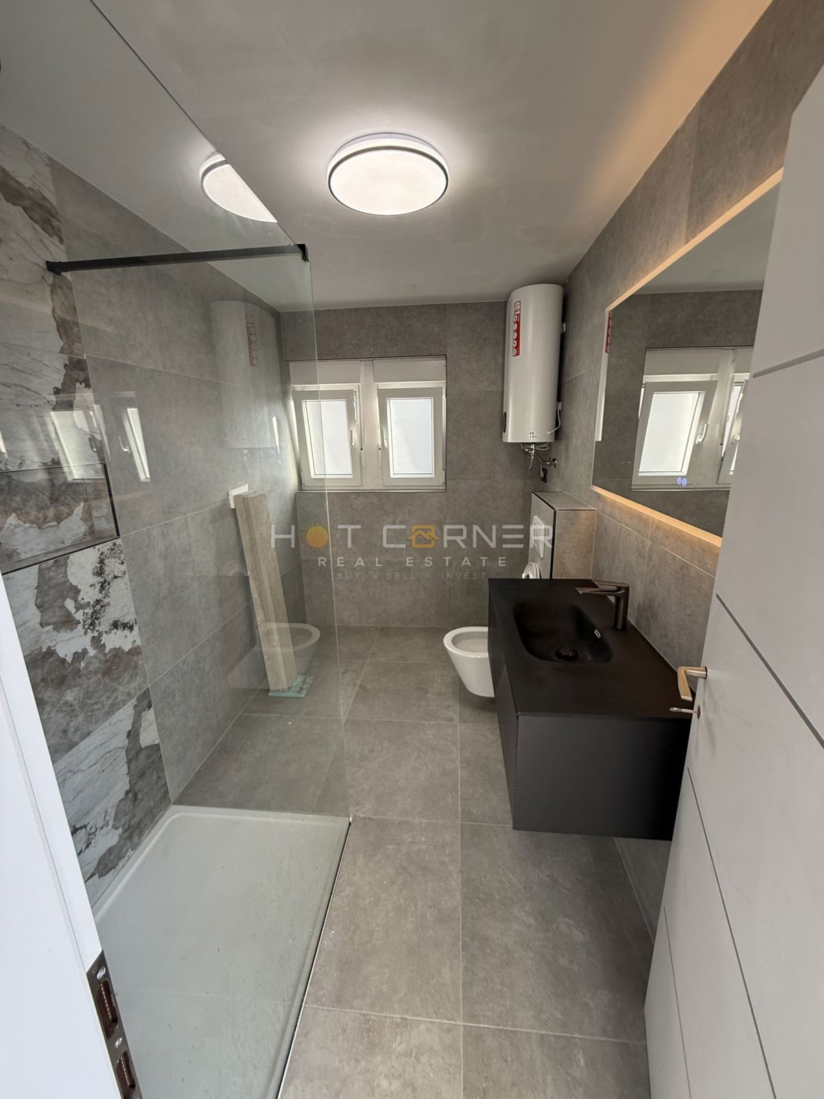 Piccolo appartamento ristrutturato nel centro di Pola con grande terrazza e vista mare!