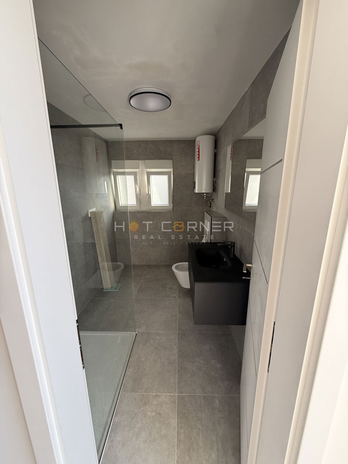 Piccolo appartamento ristrutturato nel centro di Pola con grande terrazza e vista mare!