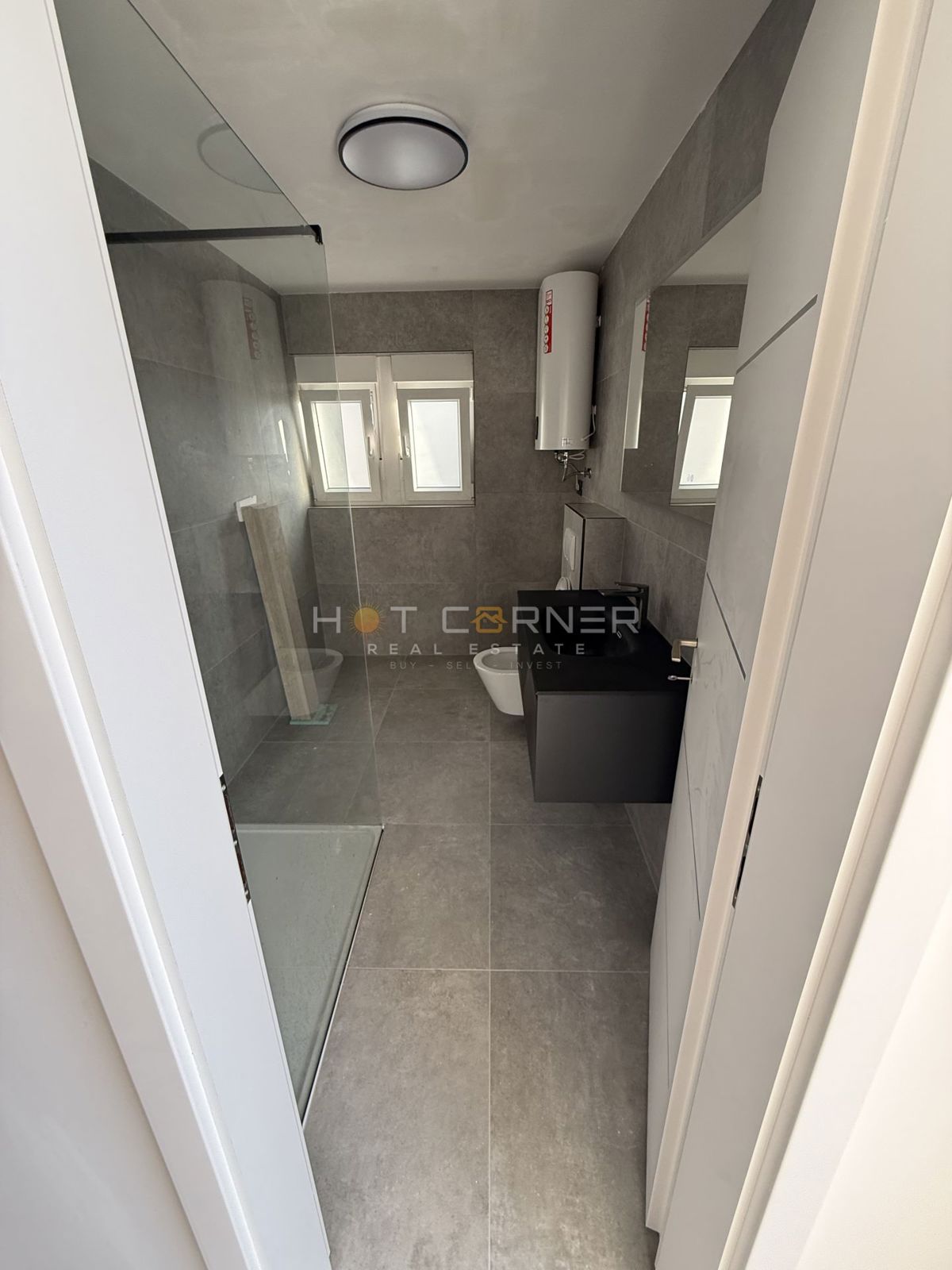 Piccolo appartamento ristrutturato nel centro di Pola con grande terrazza e vista mare!