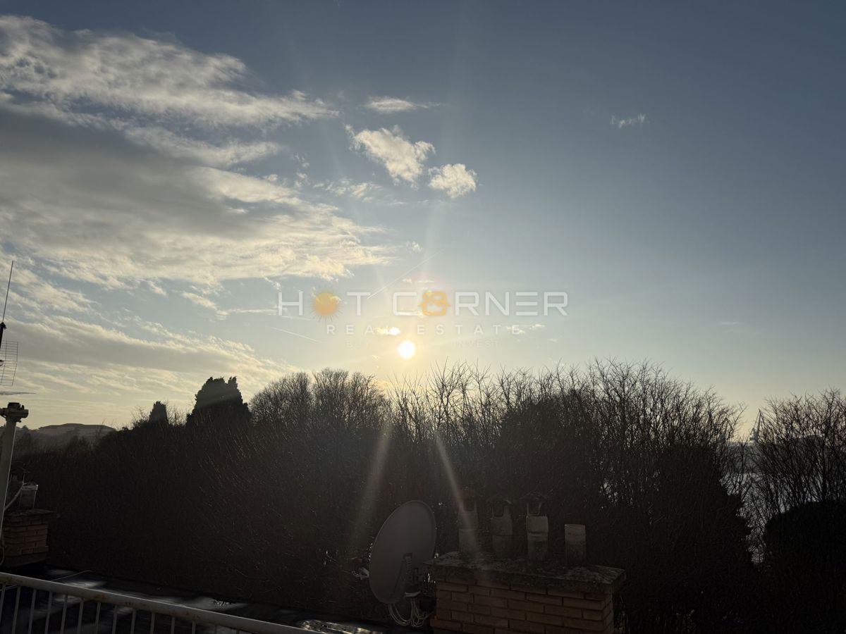 Piccolo appartamento ristrutturato nel centro di Pola con grande terrazza e vista mare!