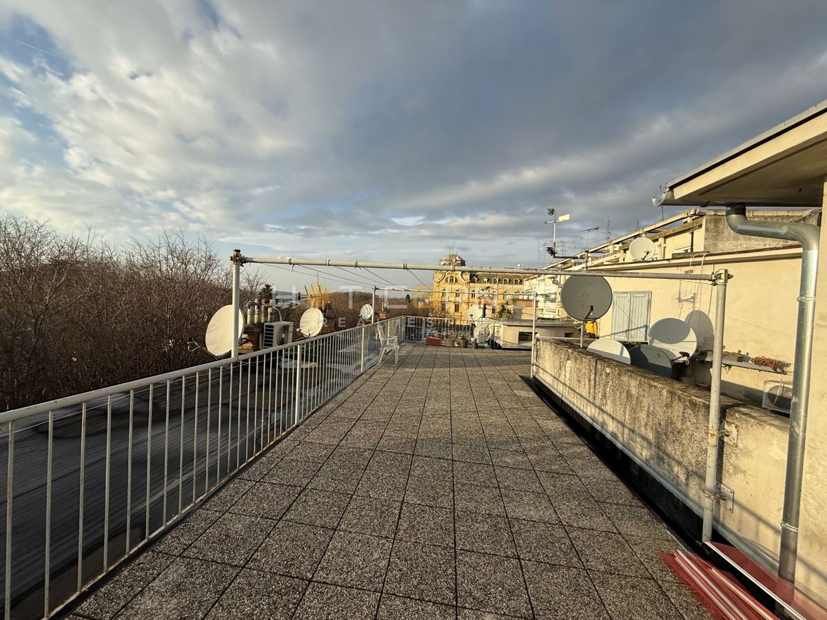 Piccolo appartamento ristrutturato nel centro di Pola con grande terrazza e vista mare!