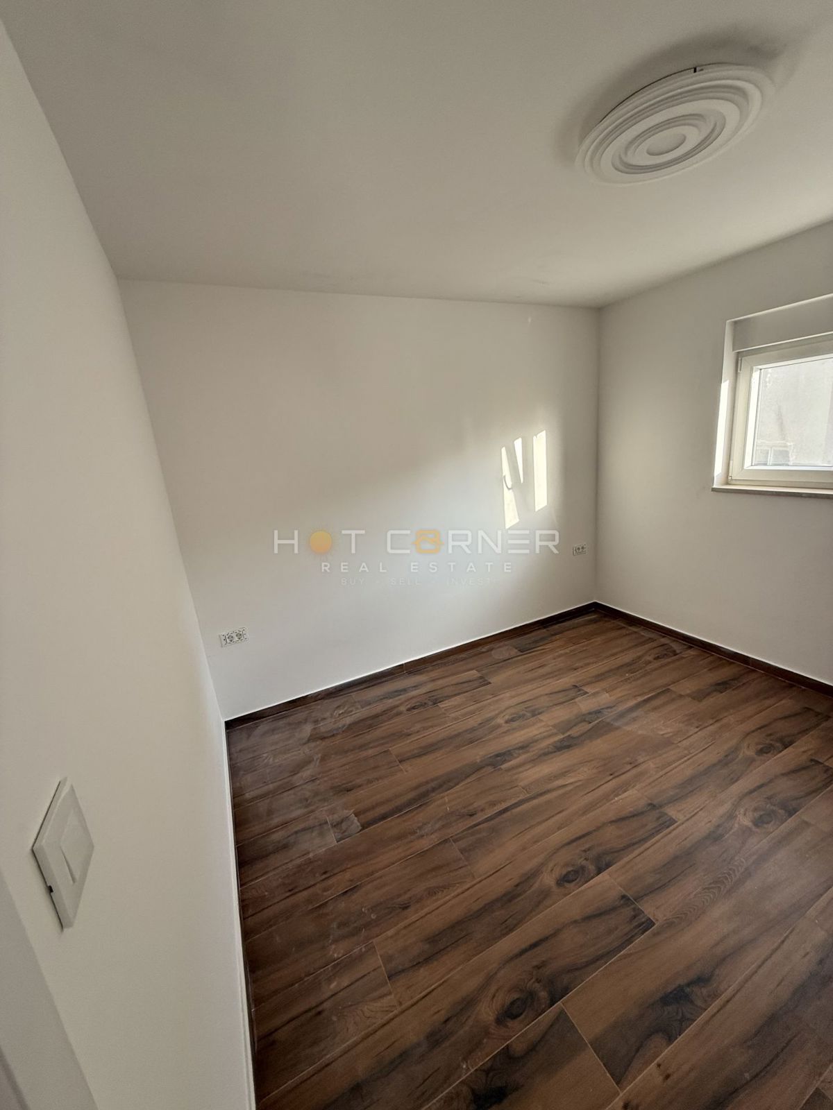 Piccolo appartamento ristrutturato nel centro di Pola con grande terrazza e vista mare!