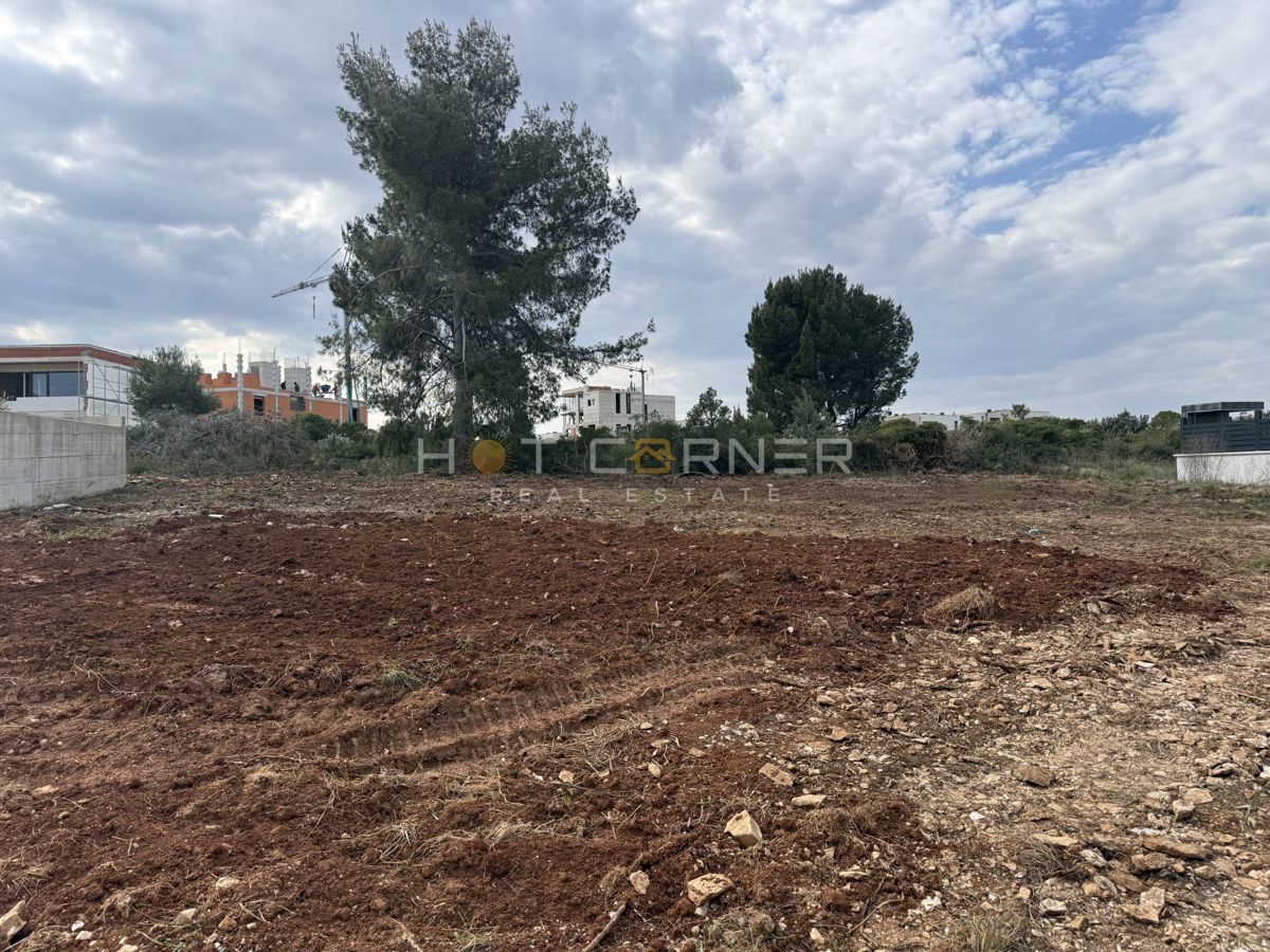 Medulin, terreno a 200 m dalla spiaggia, splendida vista sul mare