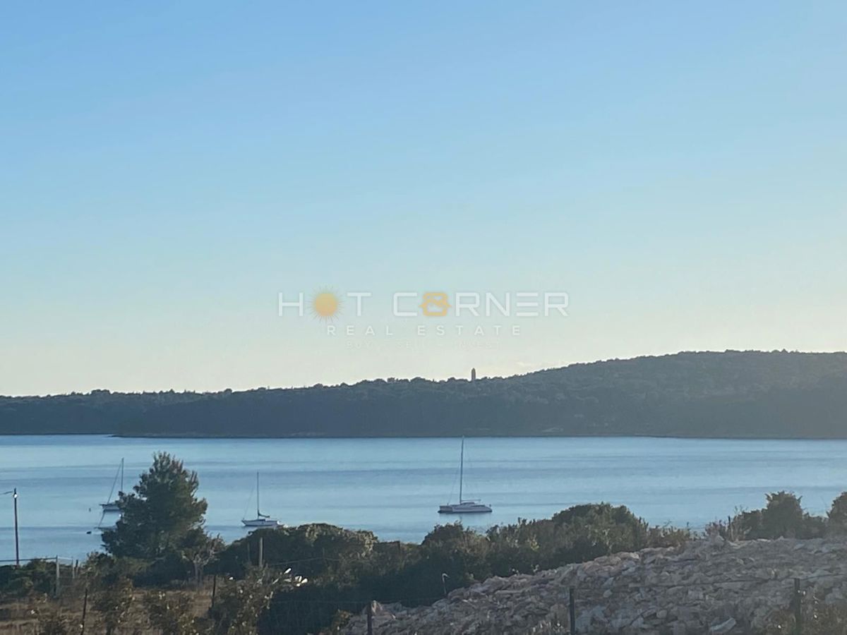 Medulin, terreno a 200 m dalla spiaggia, splendida vista sul mare