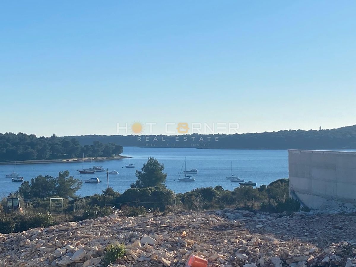 Medulin, terreno a 200 m dalla spiaggia, splendida vista sul mare
