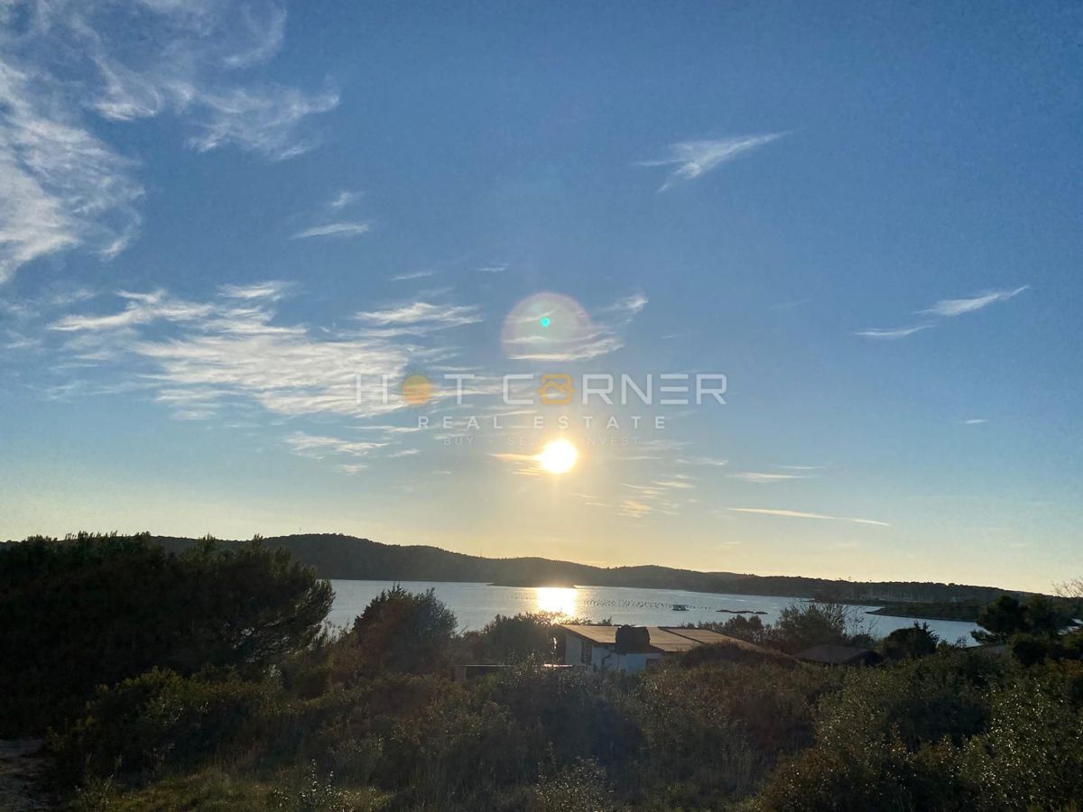 Medulin, terreno a 200 m dalla spiaggia, splendida vista sul mare