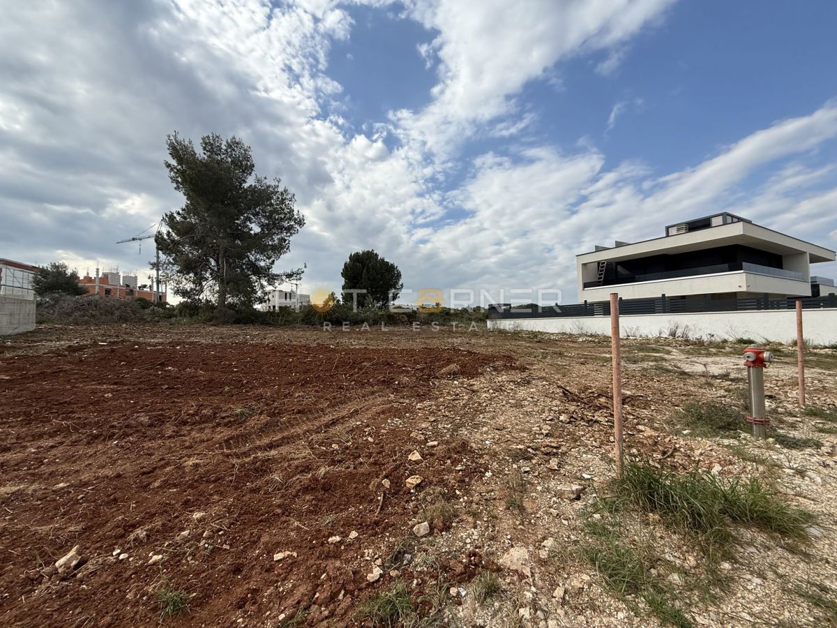 Medulin, terreno a 200 m dalla spiaggia, splendida vista sul mare