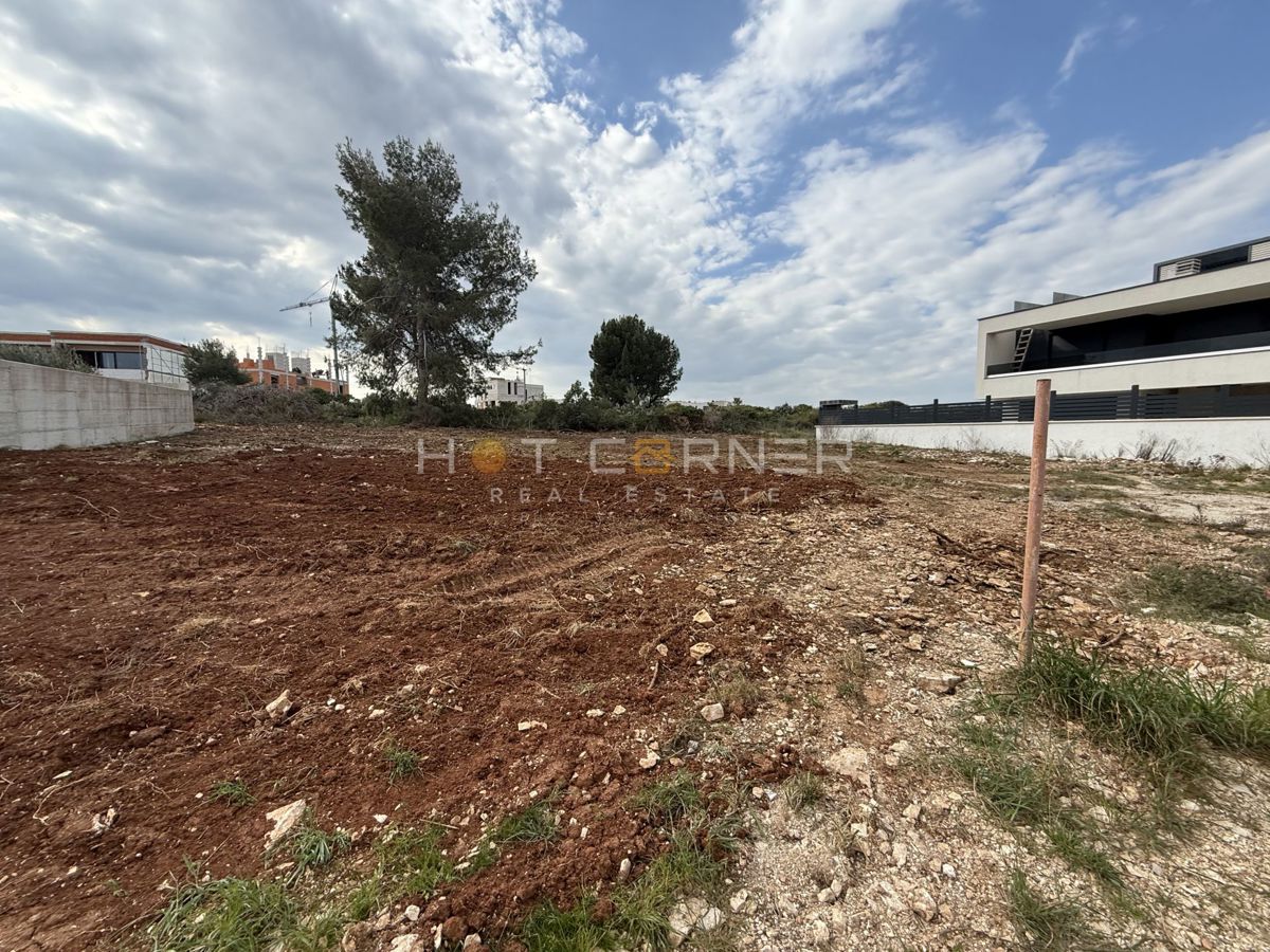 Medulin, terreno a 200 m dalla spiaggia, splendida vista sul mare
