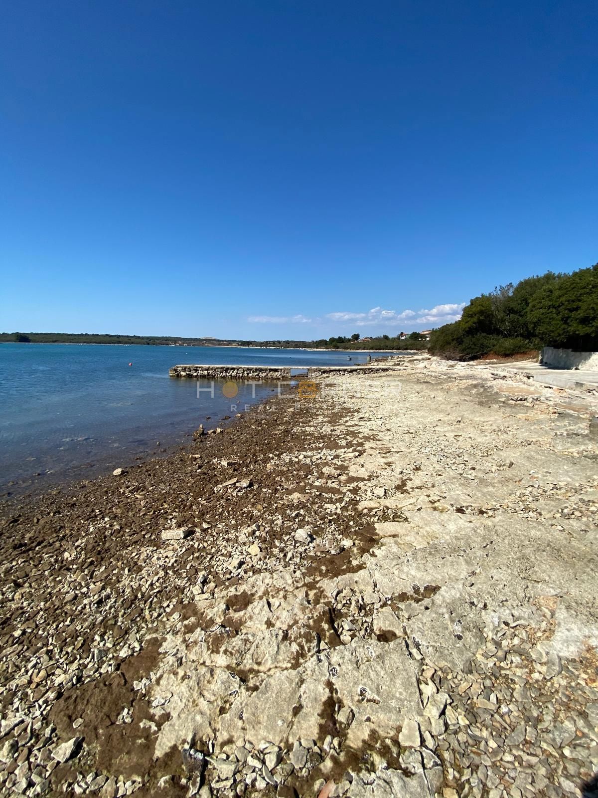 Medulin, terreno a 200 m dalla spiaggia, splendida vista sul mare