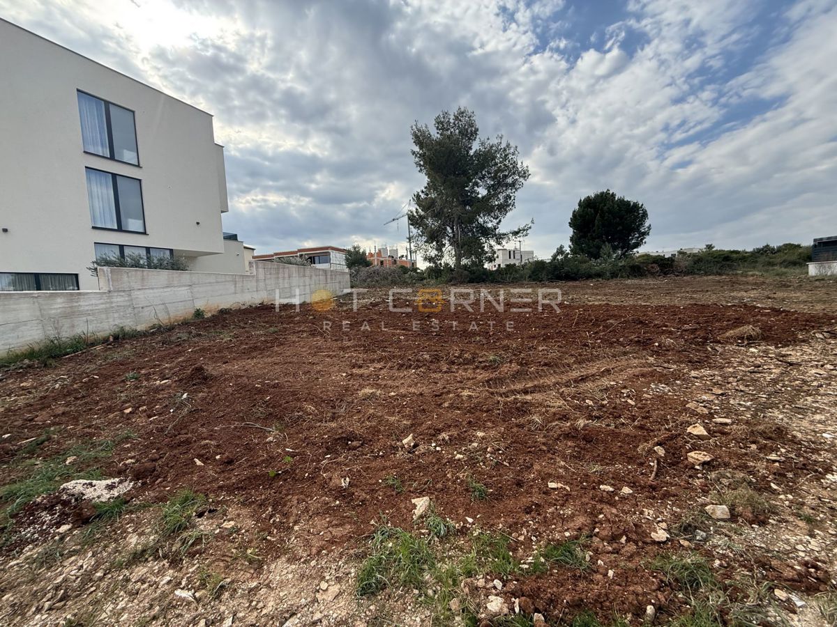Medulin, terreno a 200 m dalla spiaggia, splendida vista sul mare