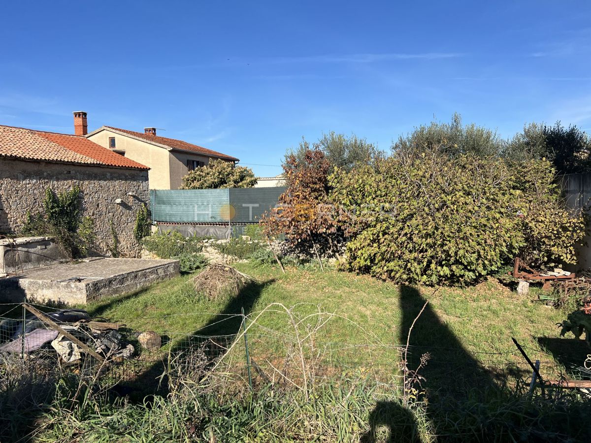 OPPORTUNITÀ! Vodnjan, vecchia casa in pietra da ristrutturare, giardino di 500 m2