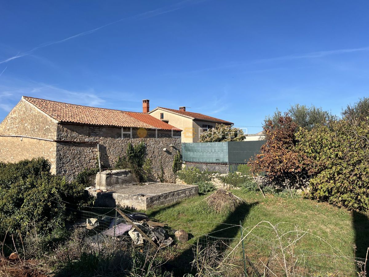 OPPORTUNITÀ! Vodnjan, vecchia casa in pietra da ristrutturare, giardino di 500 m2