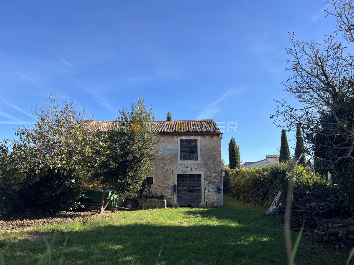 OPPORTUNITÀ! Vodnjan, vecchia casa in pietra da ristrutturare, giardino di 500 m2