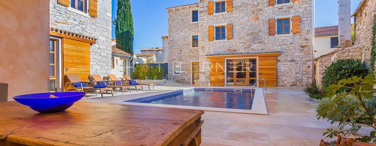 Resort di Lusso in Pietra – Due Bellezze in Pietra con Piscina Riscaldata e Splendido Cortile, a 2 km dal Mare