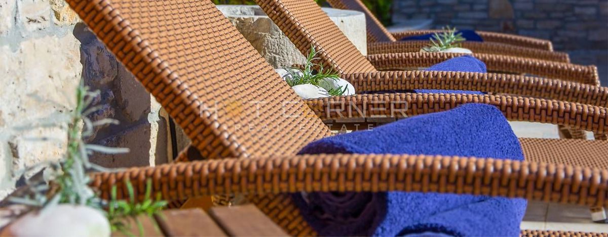 Resort di Lusso in Pietra – Due Bellezze in Pietra con Piscina Riscaldata e Splendido Cortile, a 2 km dal Mare