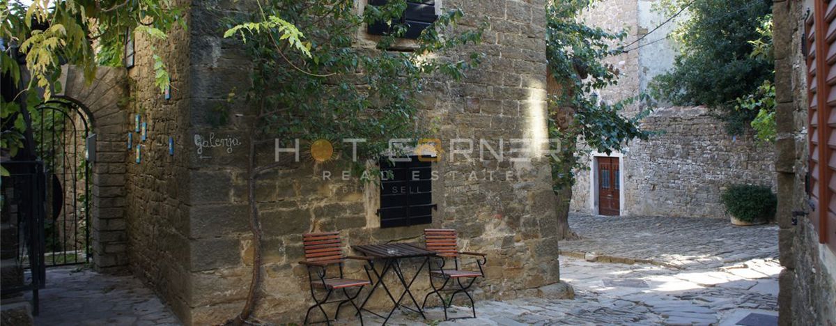 Resort di Lusso in Pietra – Due Bellezze in Pietra con Piscina Riscaldata e Splendido Cortile, a 2 km dal Mare