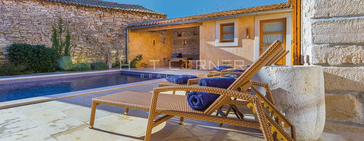 Resort di Lusso in Pietra – Due Bellezze in Pietra con Piscina Riscaldata e Splendido Cortile, a 2 km dal Mare