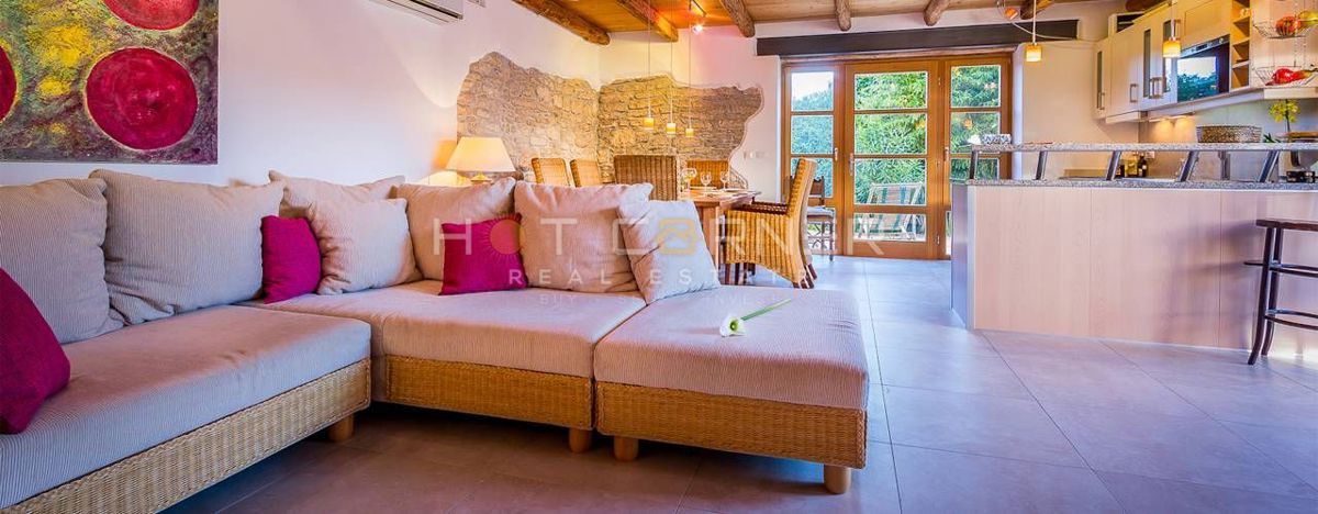 Resort di Lusso in Pietra – Due Bellezze in Pietra con Piscina Riscaldata e Splendido Cortile, a 2 km dal Mare