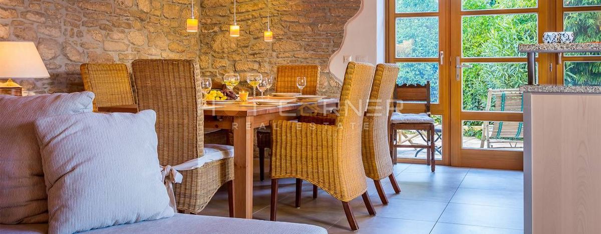 Resort di Lusso in Pietra – Due Bellezze in Pietra con Piscina Riscaldata e Splendido Cortile, a 2 km dal Mare