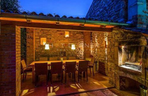 Resort di Lusso in Pietra – Due Bellezze in Pietra con Piscina Riscaldata e Splendido Cortile, a 2 km dal Mare