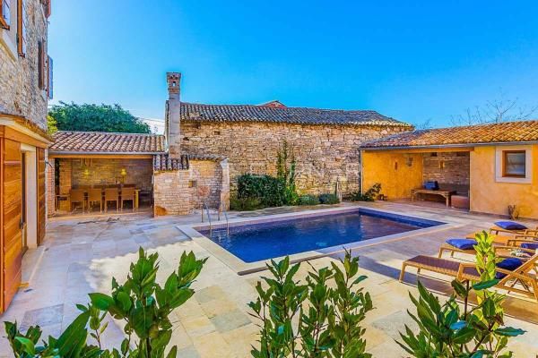 Resort di Lusso in Pietra – Due Bellezze in Pietra con Piscina Riscaldata e Splendido Cortile, a 2 km dal Mare