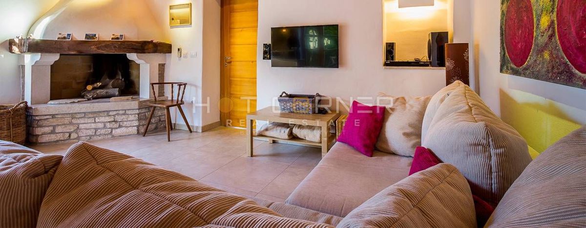 Resort di Lusso in Pietra – Due Bellezze in Pietra con Piscina Riscaldata e Splendido Cortile, a 2 km dal Mare