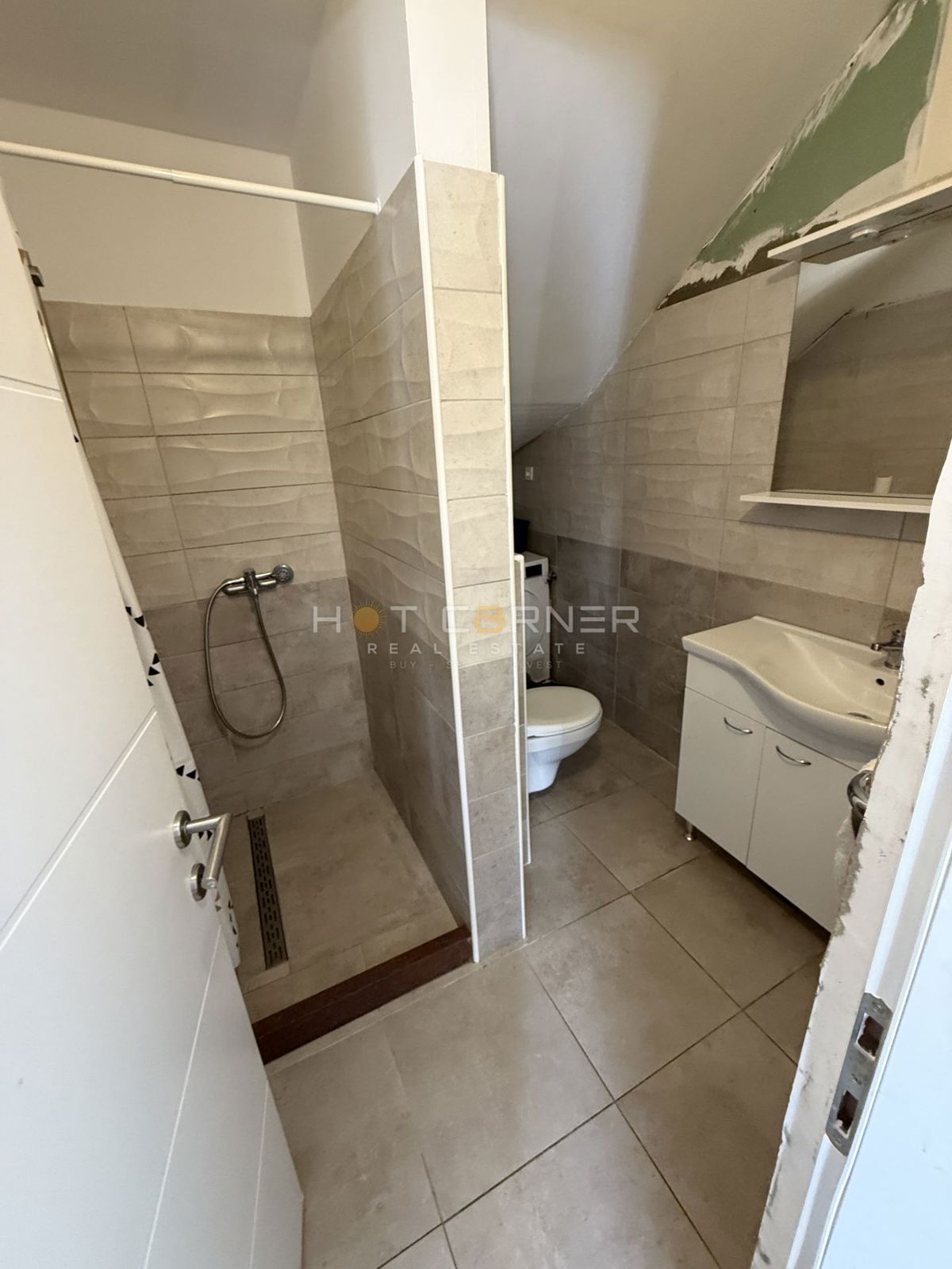 Occasione! Pomer, a 5 minuti dal mare, 2 appartamenti arredati con due camere da letto