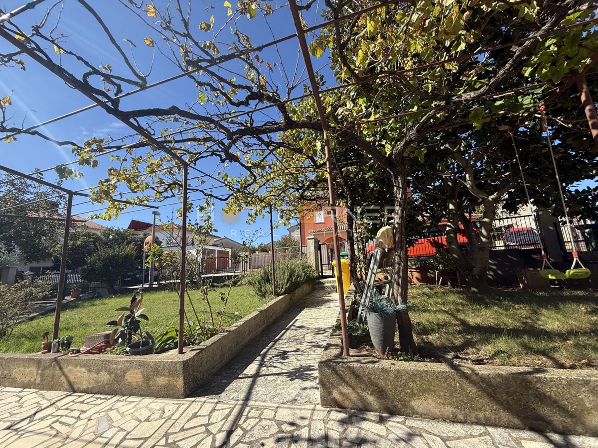 Pola, Busoler – appartamento arredato di alta qualità con 3 camere e giardino