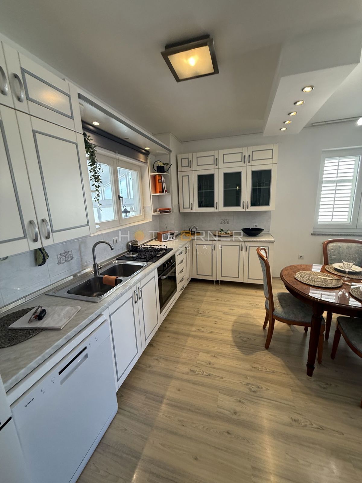 Pola, Busoler – appartamento arredato di alta qualità con 3 camere e giardino