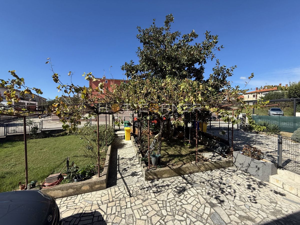 Pola, Busoler – appartamento arredato di alta qualità con 3 camere e giardino