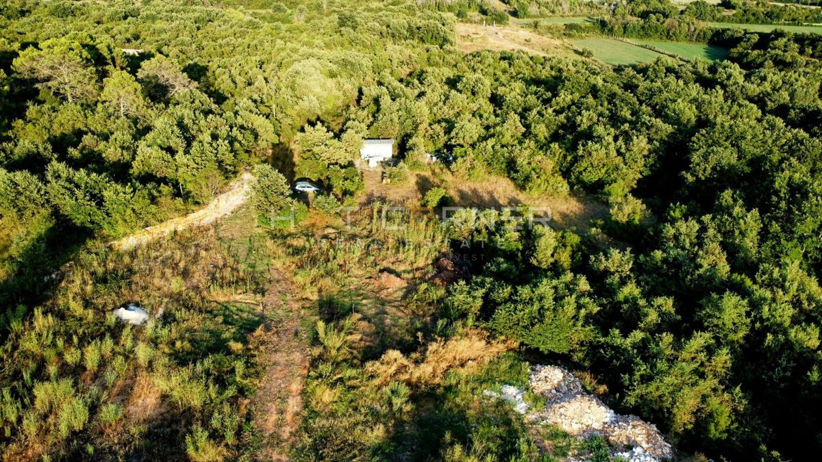 Vodnjan - terreno edificabile 916 m² con permesso per villa + piscina!