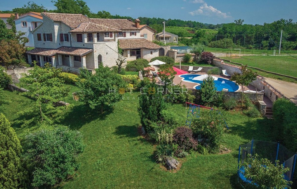 Visignano, bella casa rustica con piscina per 14 persone