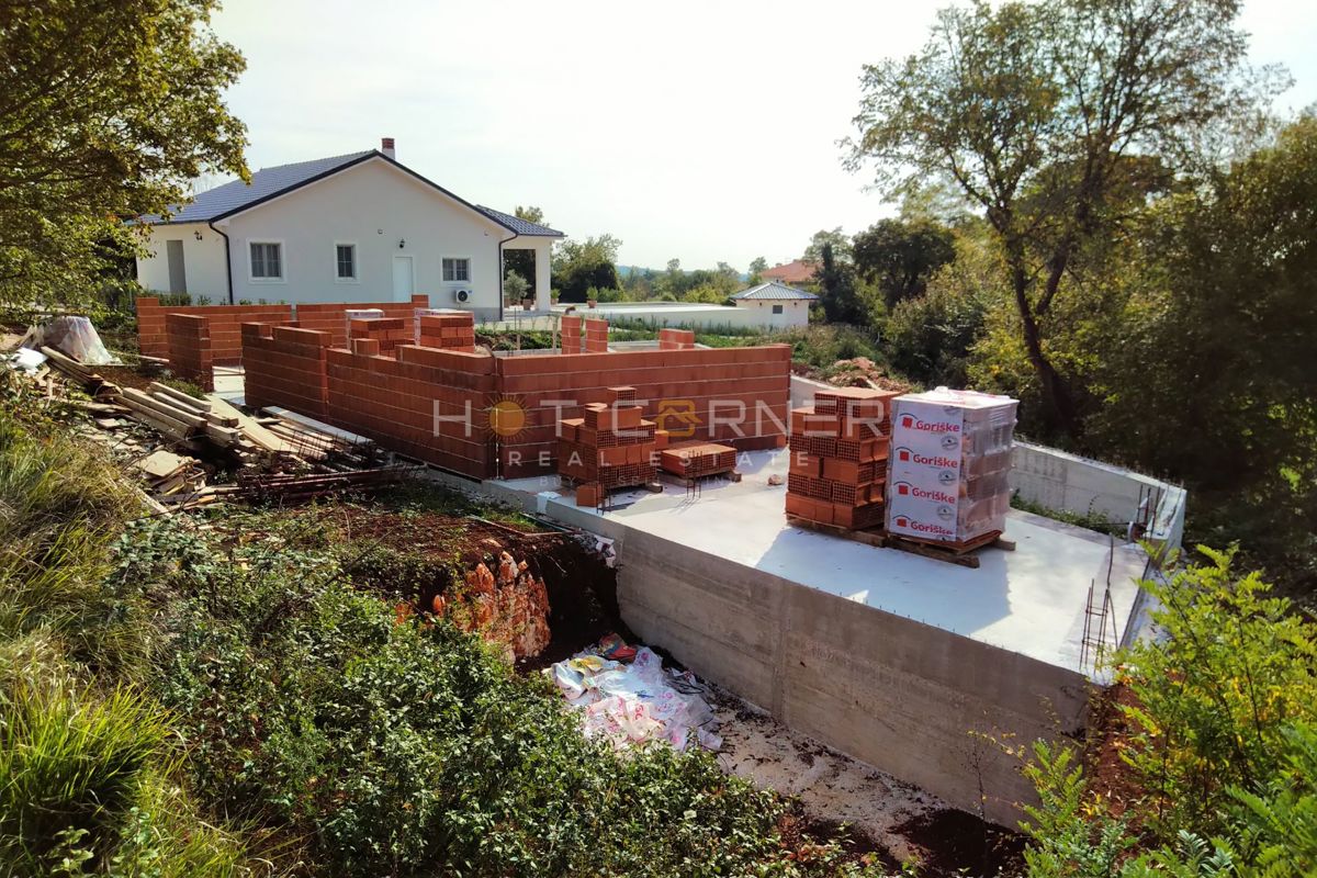 Casa in costruzione con tutti i collegamenti in una posizione tranquilla