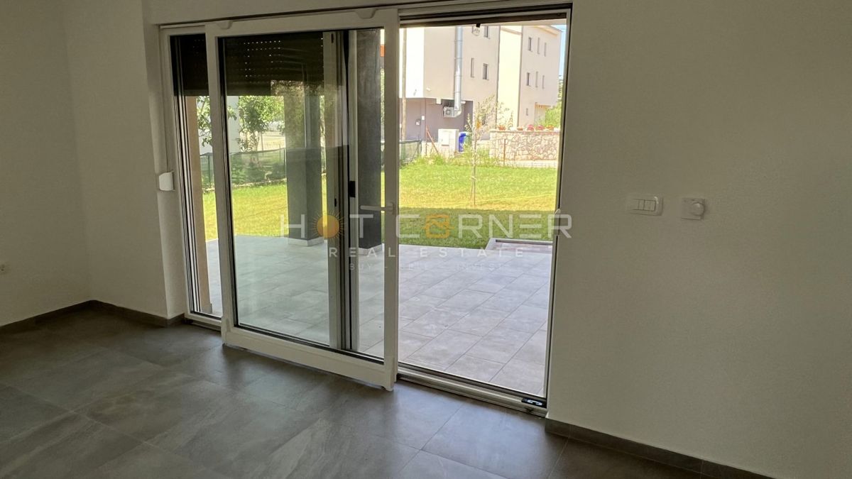 Fažana, OCCASIONE, 3400 €/m², appartamento al piano terra con giardino, a 500 m dalla spiaggia