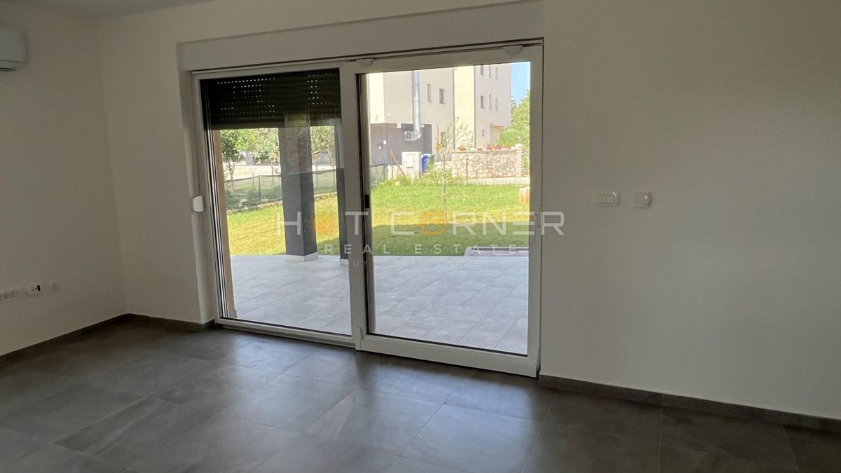 Fažana, OCCASIONE, 3400 €/m², appartamento al piano terra con giardino, a 500 m dalla spiaggia