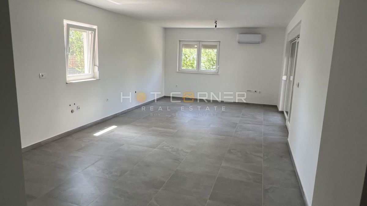 Fažana, OCCASIONE, 3400 €/m², appartamento al piano terra con giardino, a 500 m dalla spiaggia