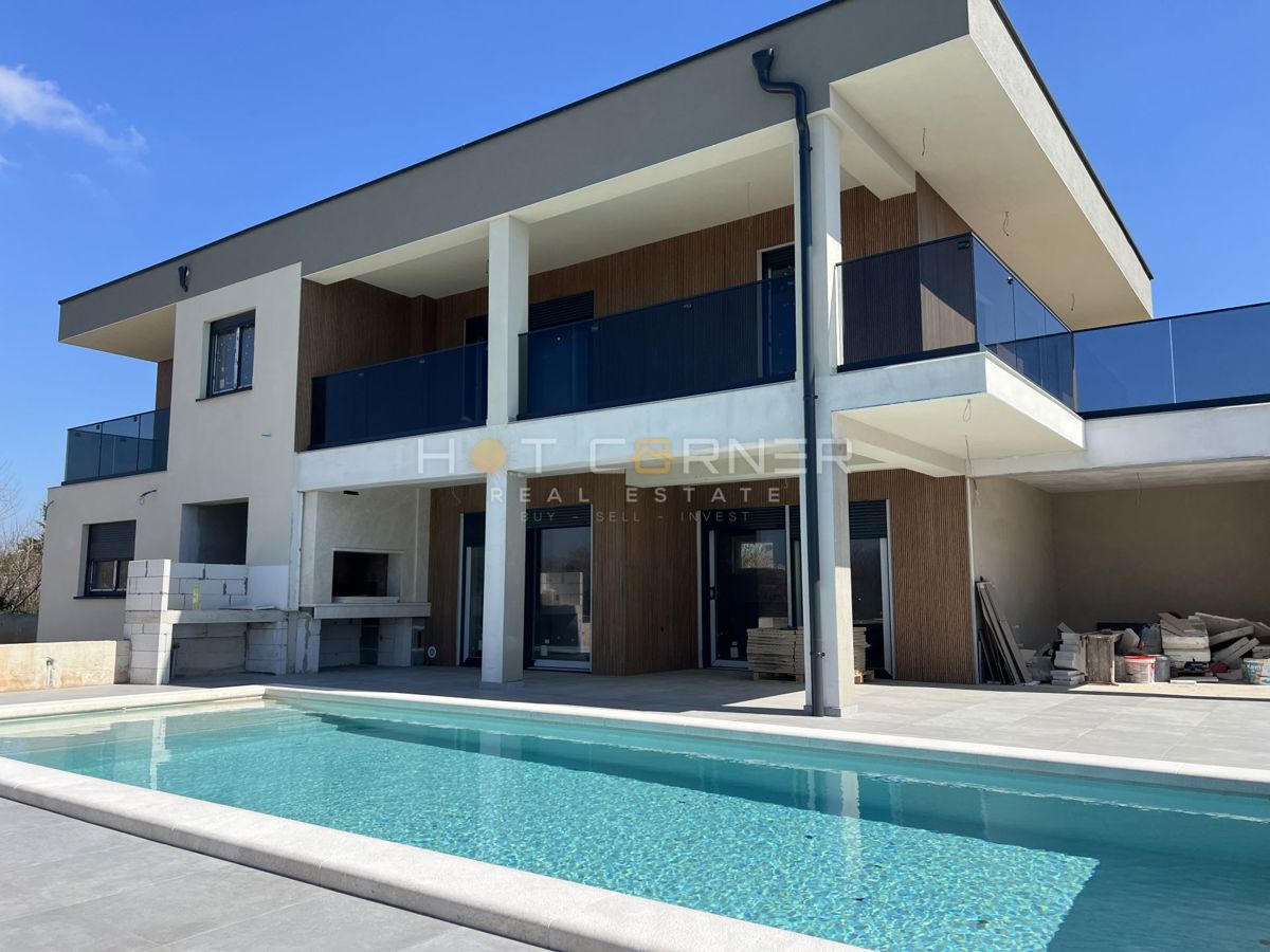 Elegante e moderna villa con piscina, 4 camere, a 2 km da splendide spiagge