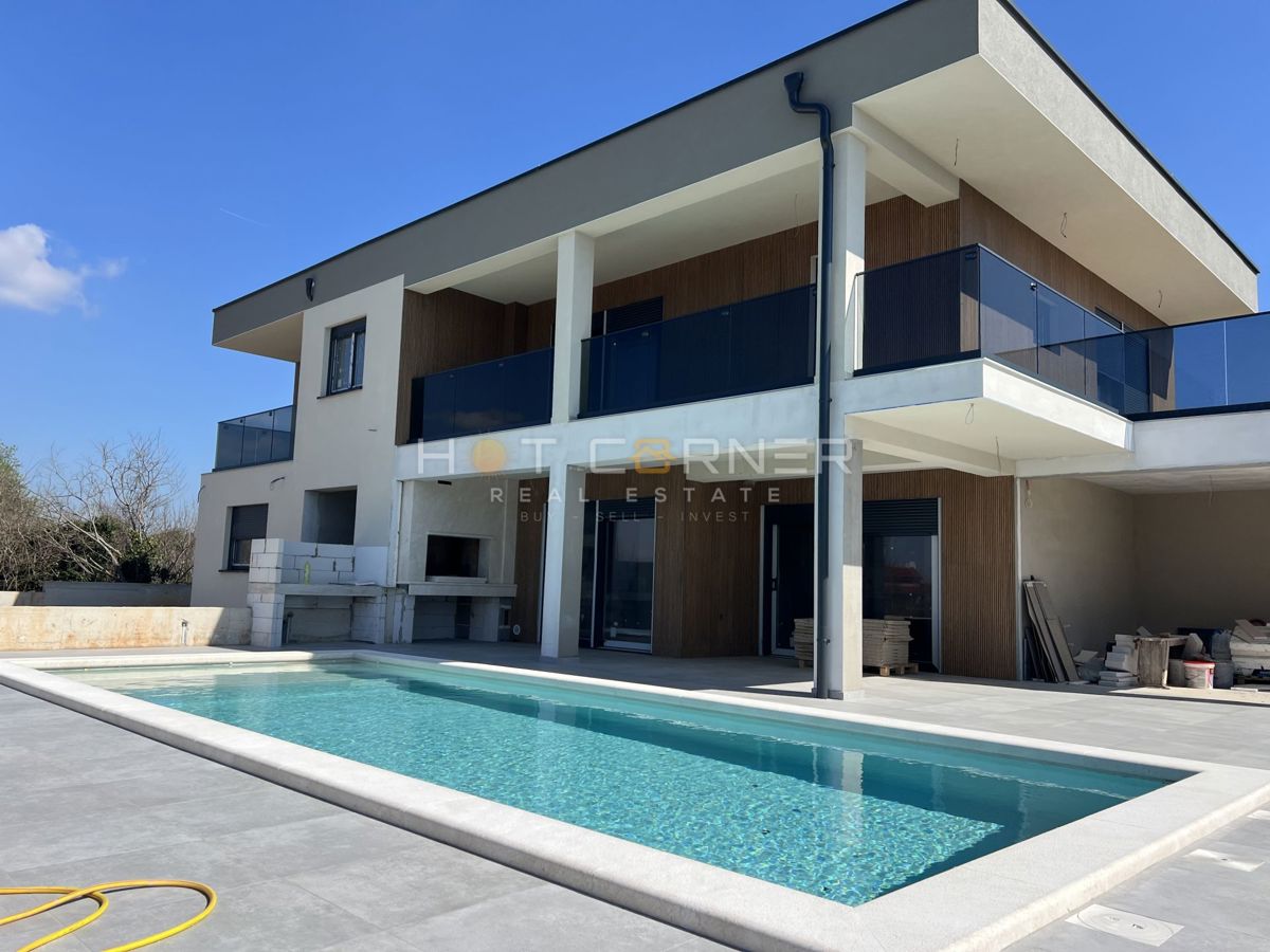 Elegante e moderna villa con piscina, 4 camere, a 2 km da splendide spiagge