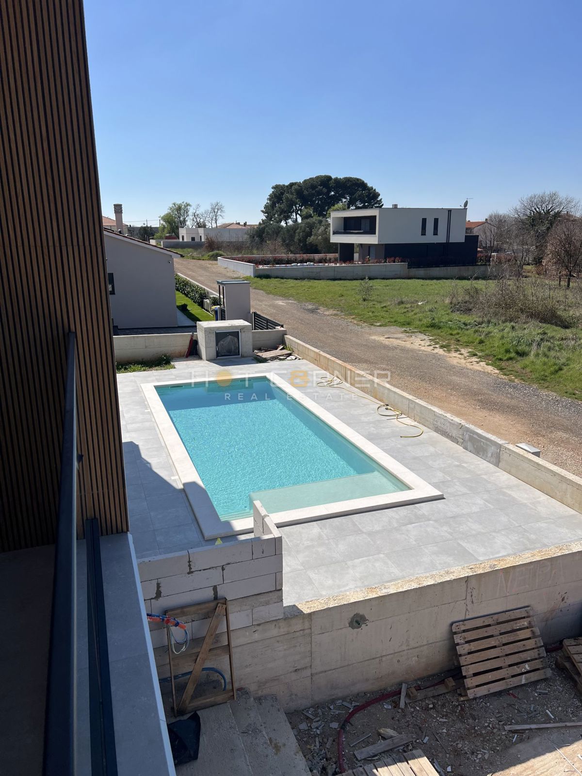 Elegante e moderna villa con piscina, 4 camere, a 2 km da splendide spiagge