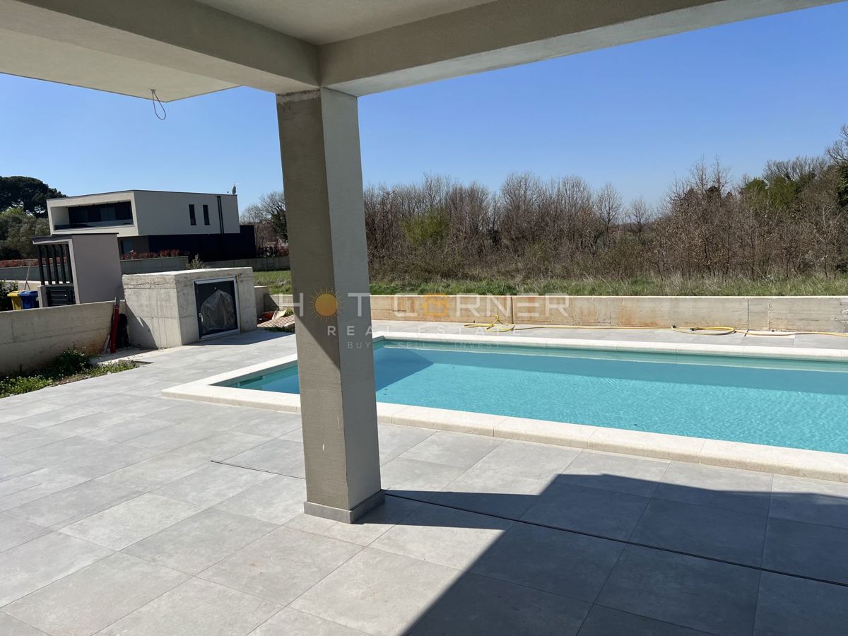 Elegante e moderna villa con piscina, 4 camere, a 2 km da splendide spiagge