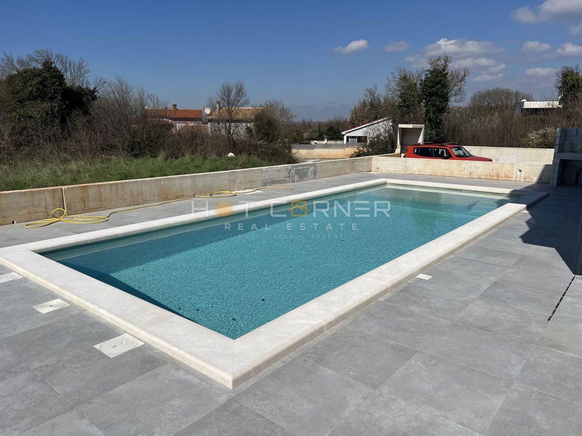 Elegante e moderna villa con piscina, 4 camere, a 2 km da splendide spiagge