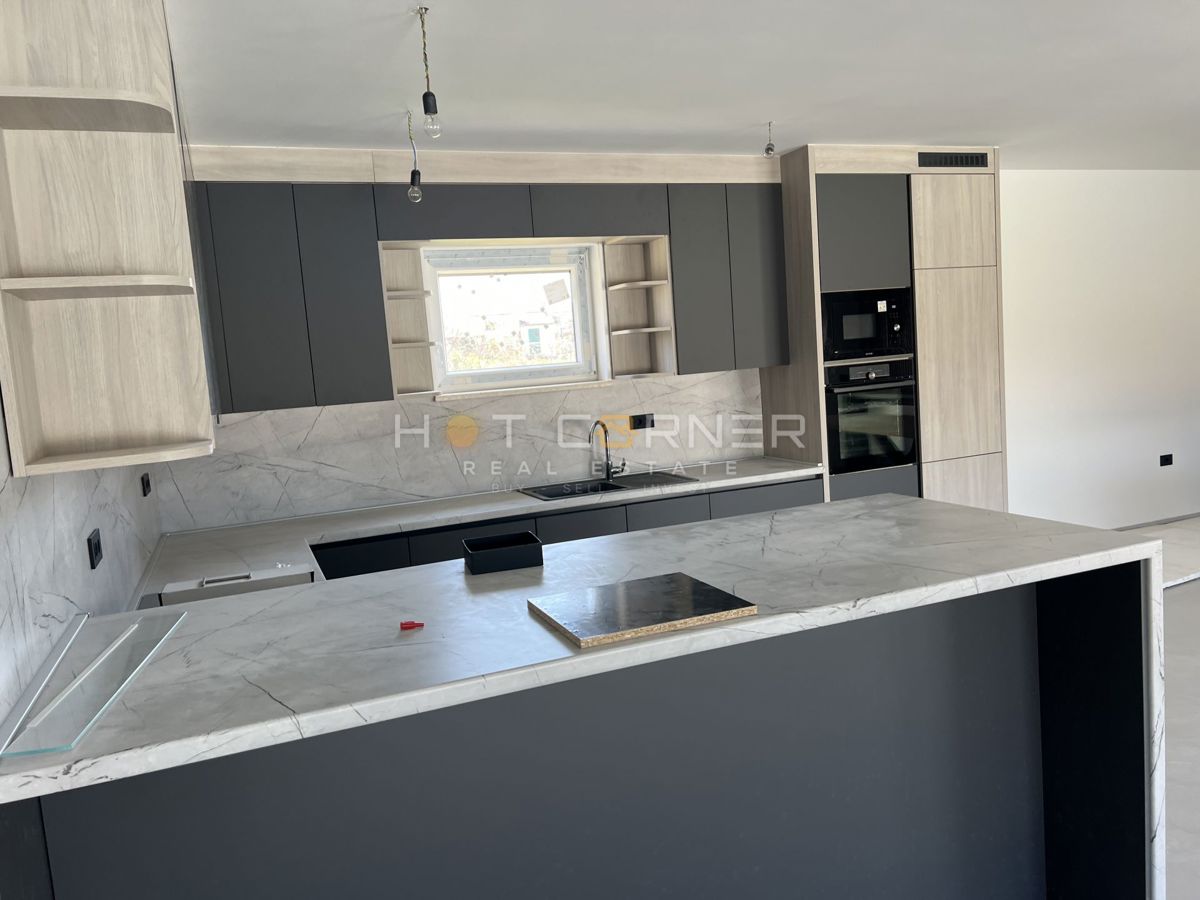 Elegante e moderna villa con piscina, 4 camere, a 2 km da splendide spiagge