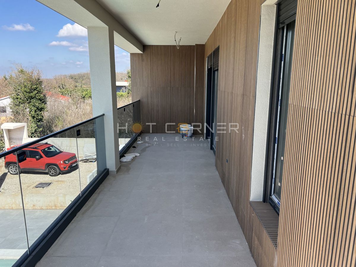 Elegante e moderna villa con piscina, 4 camere, a 2 km da splendide spiagge
