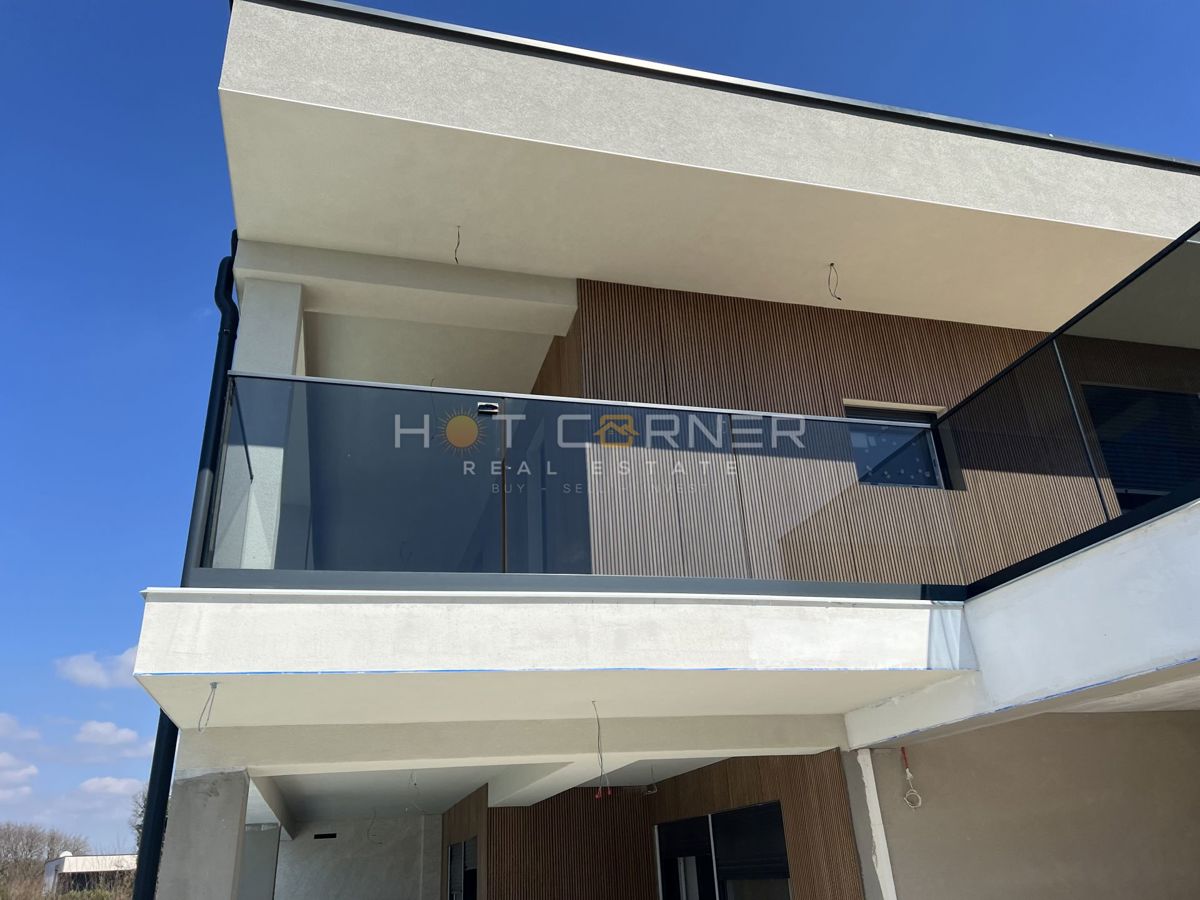 Elegante e moderna villa con piscina, 4 camere, a 2 km da splendide spiagge