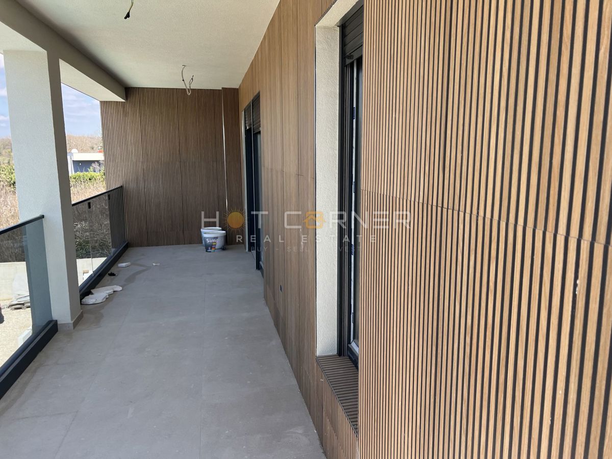 Elegante e moderna villa con piscina, 4 camere, a 2 km da splendide spiagge
