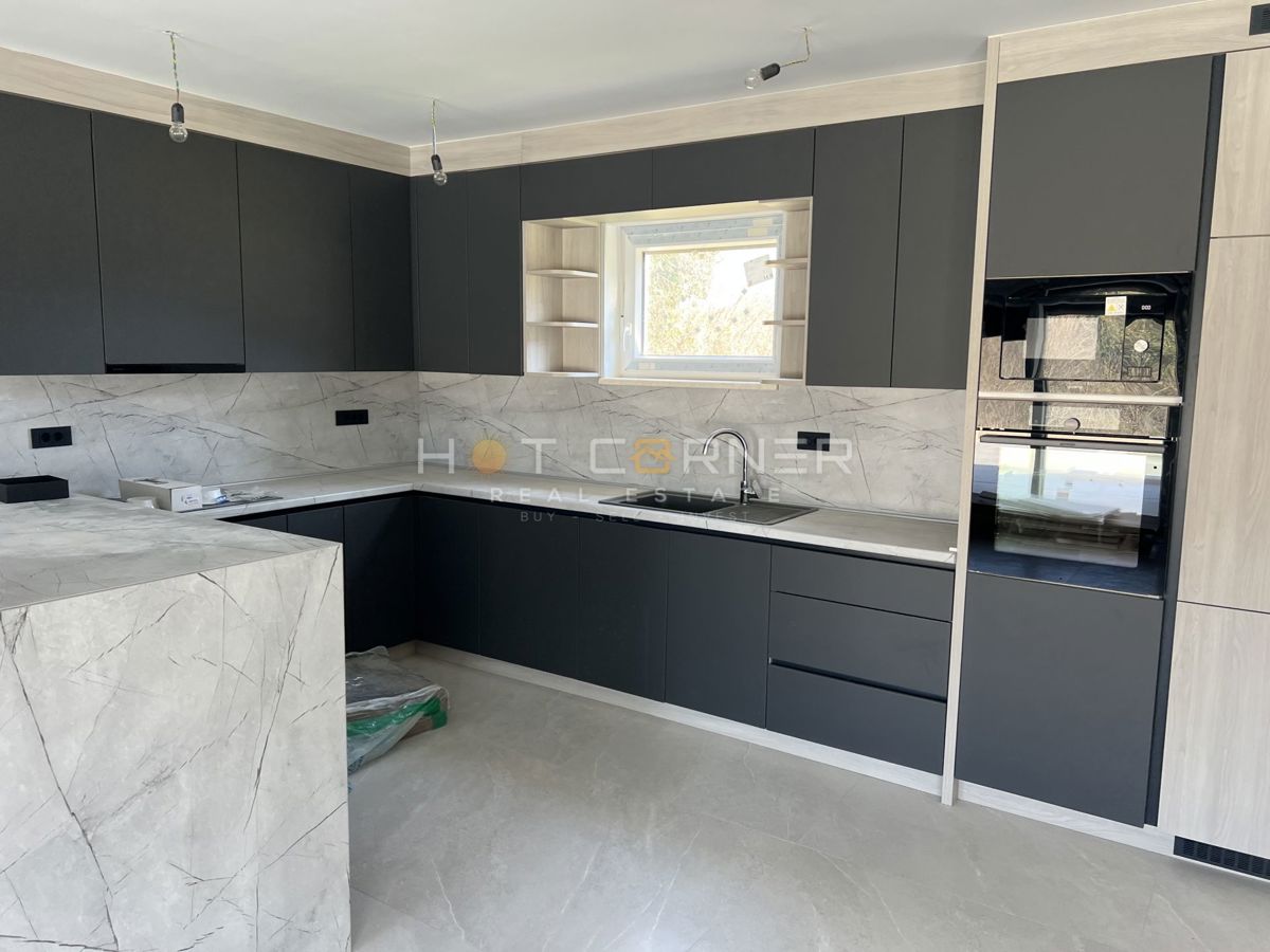 Elegante e moderna villa con piscina, 4 camere, a 2 km da splendide spiagge