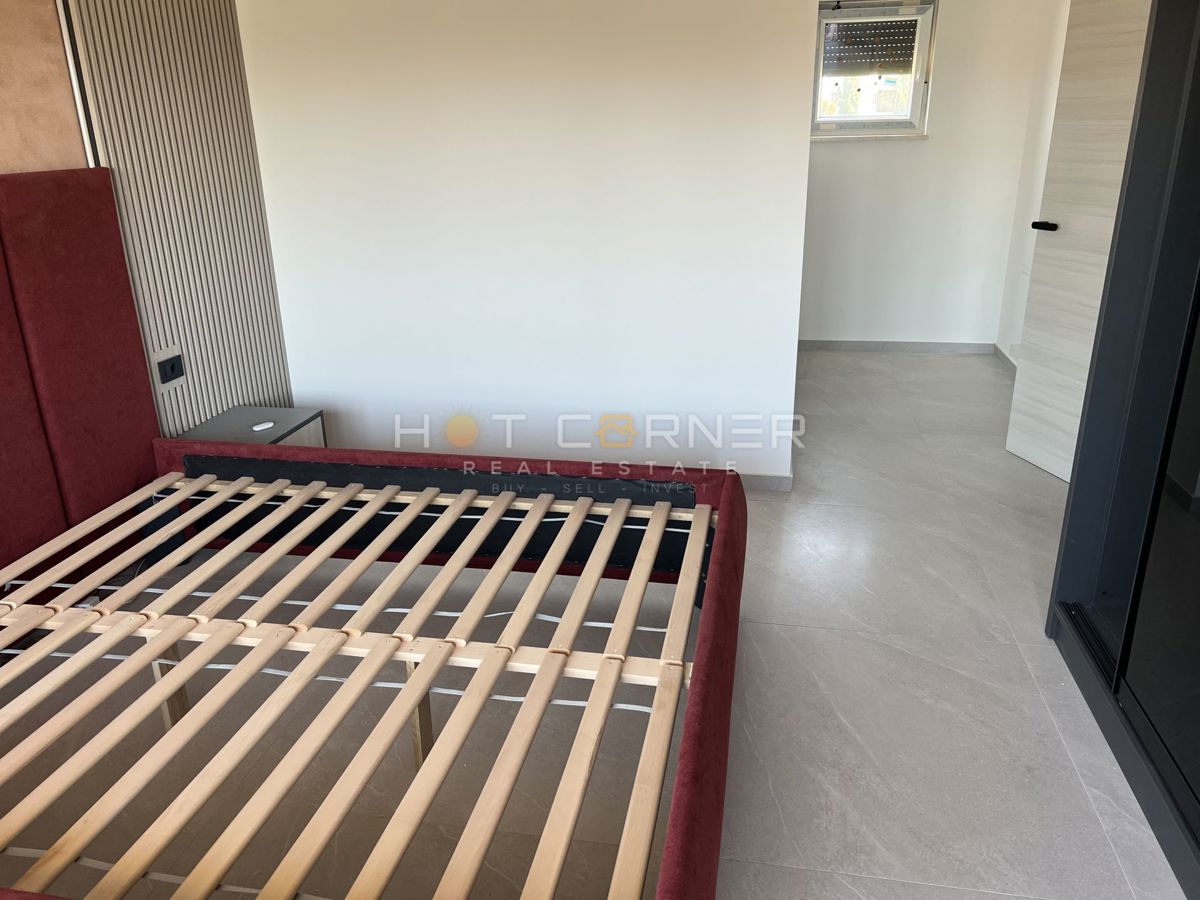 Elegante e moderna villa con piscina, 4 camere, a 2 km da splendide spiagge