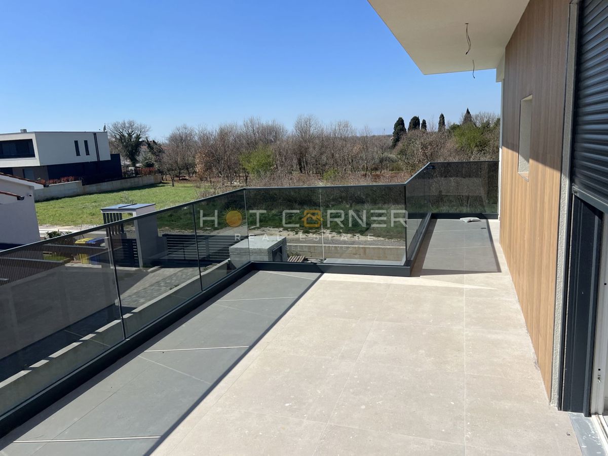 Elegante e moderna villa con piscina, 4 camere, a 2 km da splendide spiagge
